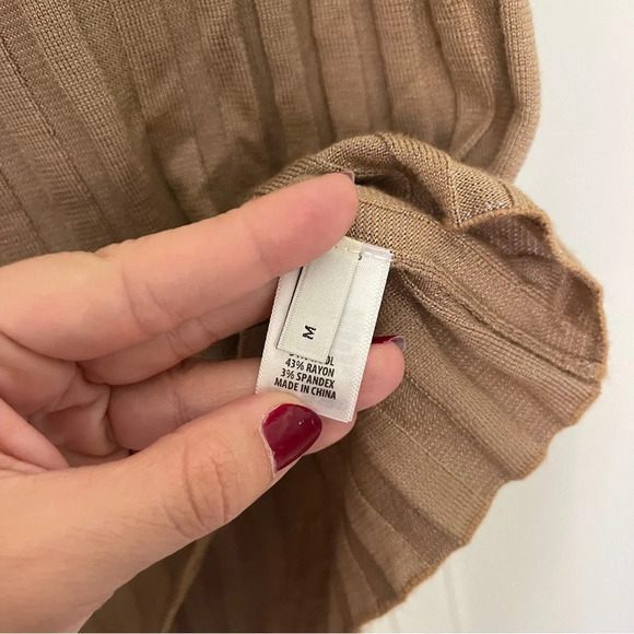 NWT St. John Camel Tan Shell Turtleneck Ribbed Top - Picture 3 of 5
